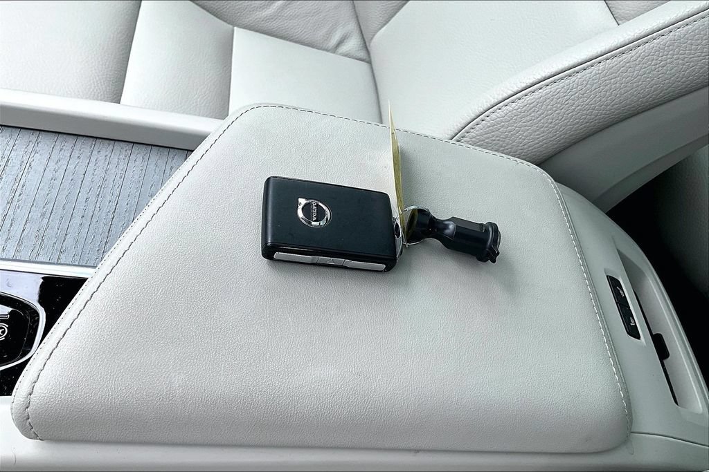 Certified 2024 Volvo XC60 B5 Plus w/ Protection Package Premier AWD/4WD image 11