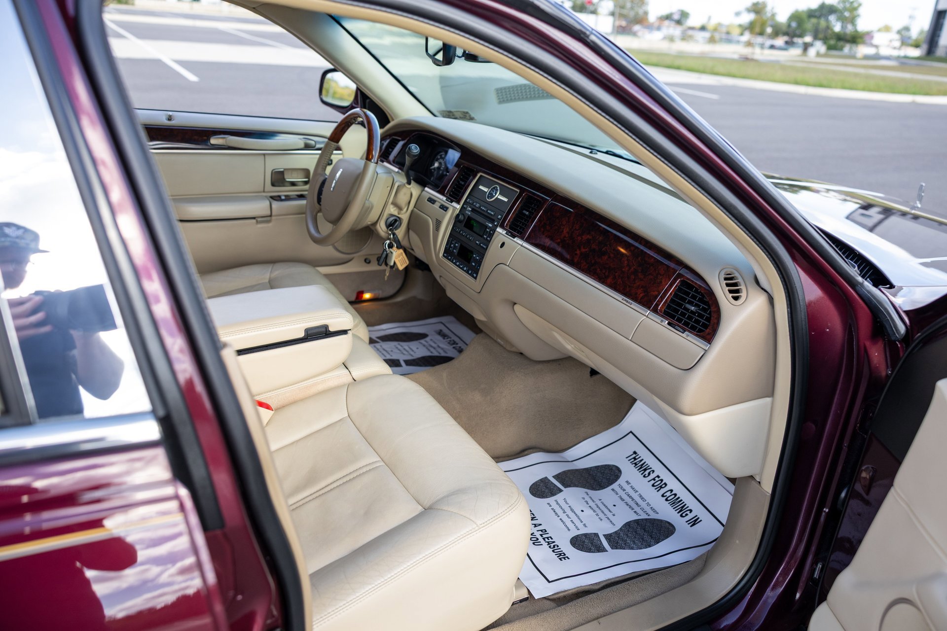 Used 2010 Lincoln Town Car Signature Limited image 35