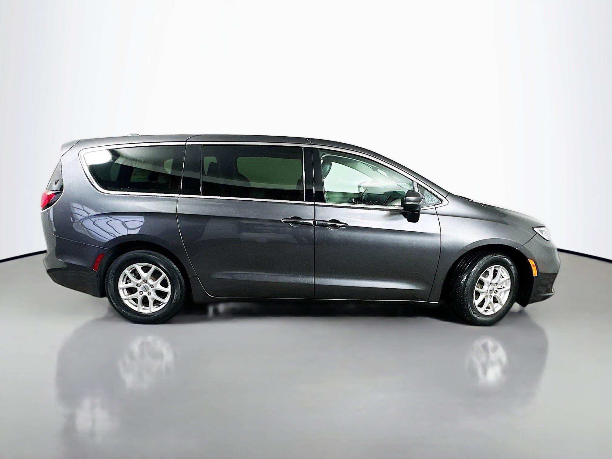 Used 2023 Chrysler Pacifica Touring-L FWD image 8