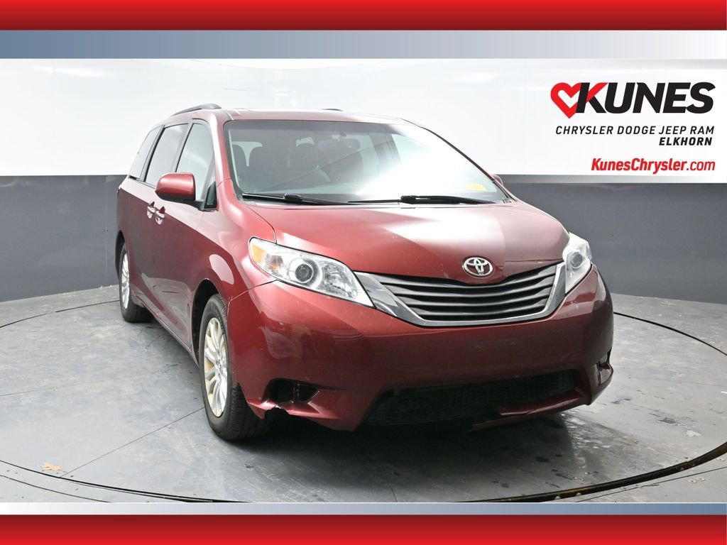 Used 2016 Toyota Sienna XLE image 1