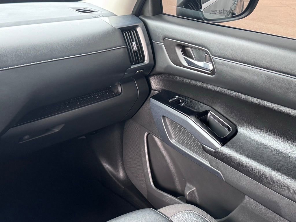 Used 2023 Nissan Pathfinder SL w/ Lighting Package (N92) image 23