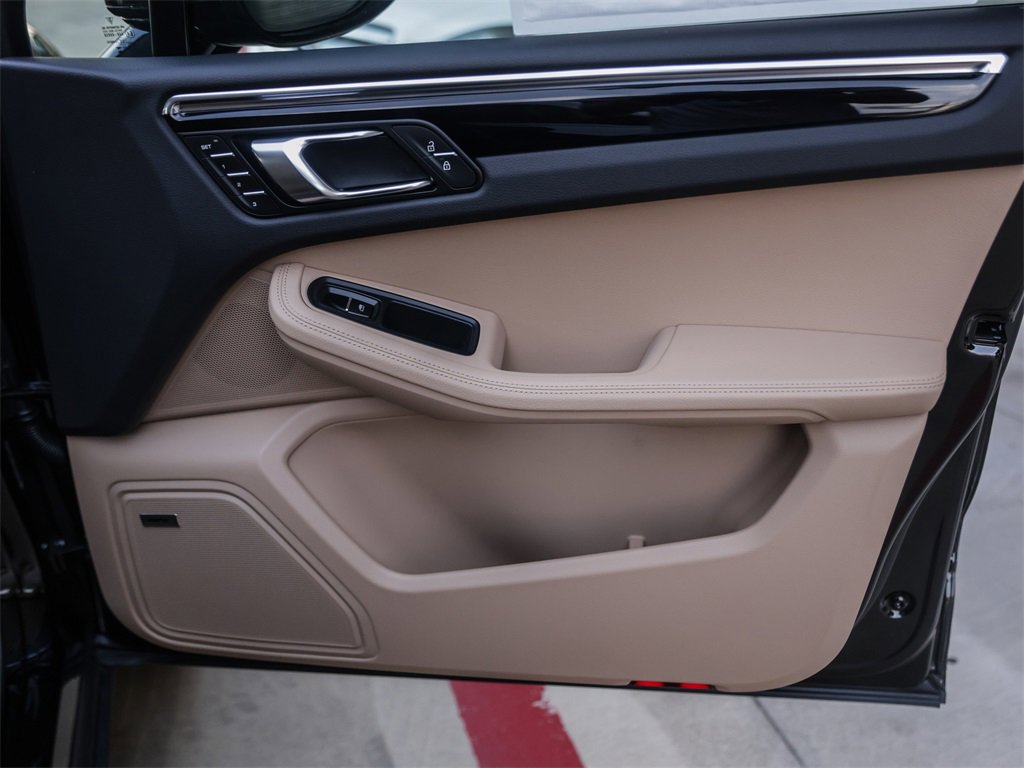 Used 2025 Porsche Macan image 34