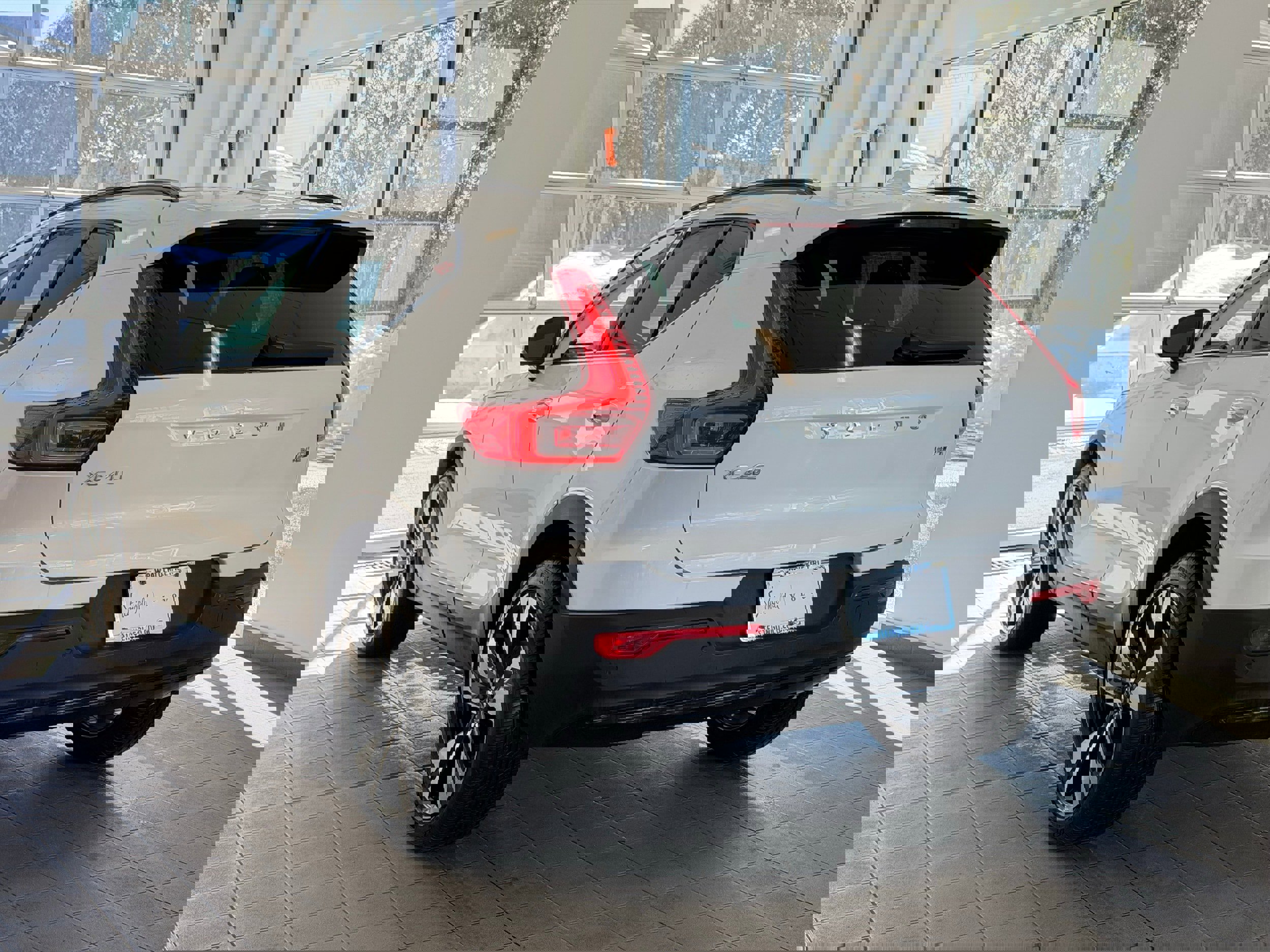 Certified 2025 Volvo XC40 B5 Plus image 9