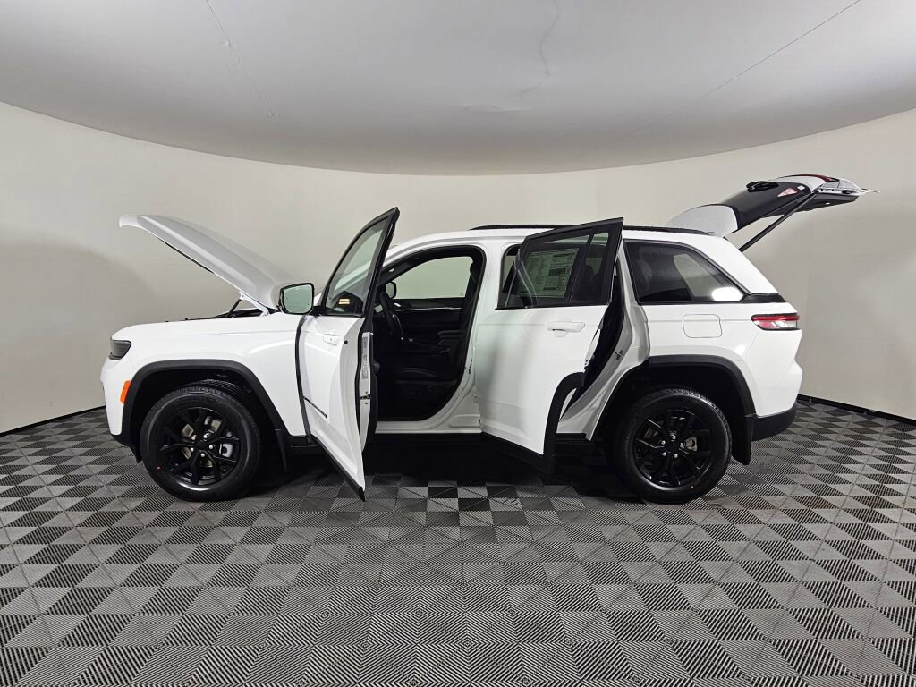 New 2026 Jeep Grand Cherokee Altitude image 17