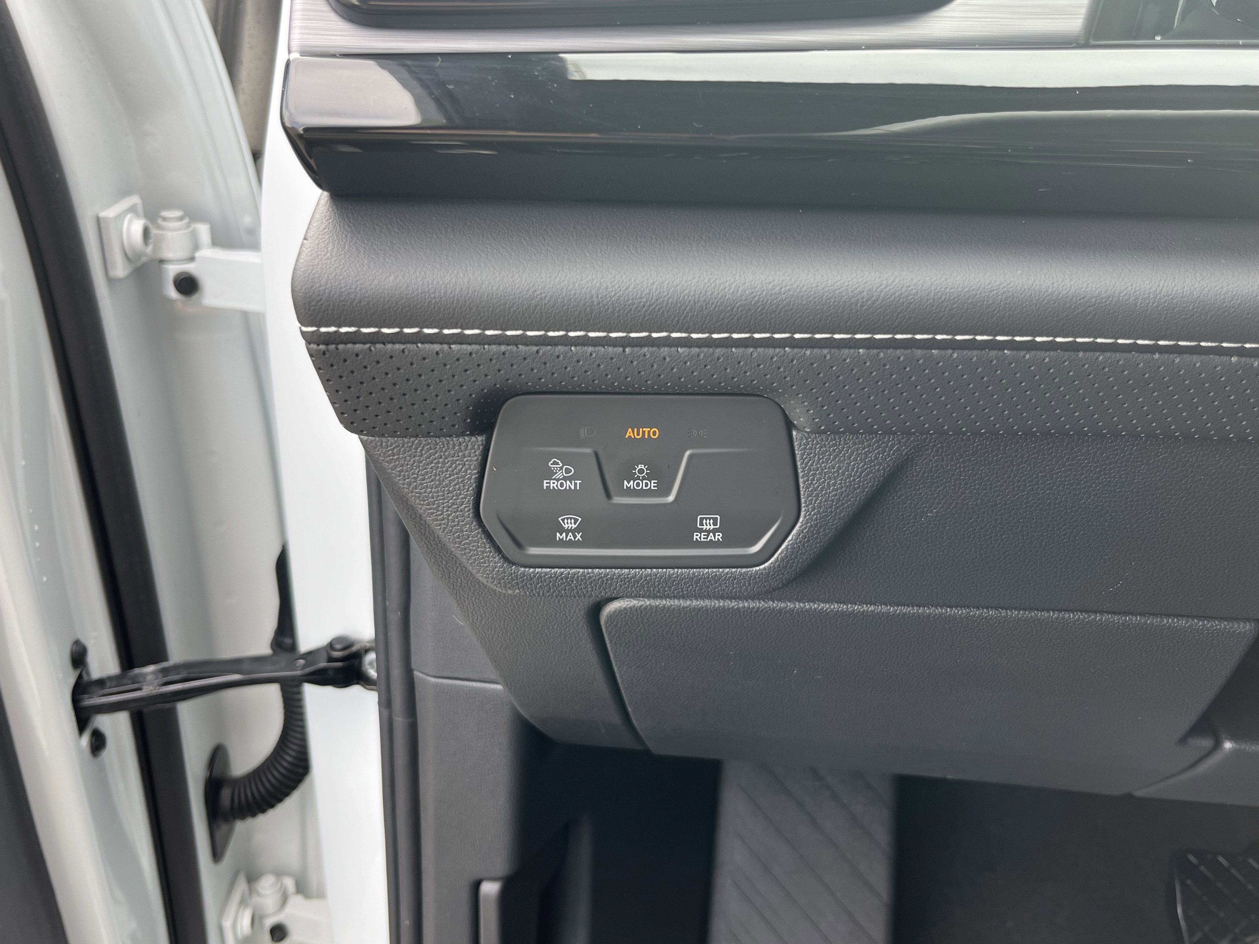 Used 2025 Volkswagen Atlas Cross Sport SE AWD/4WD image 24