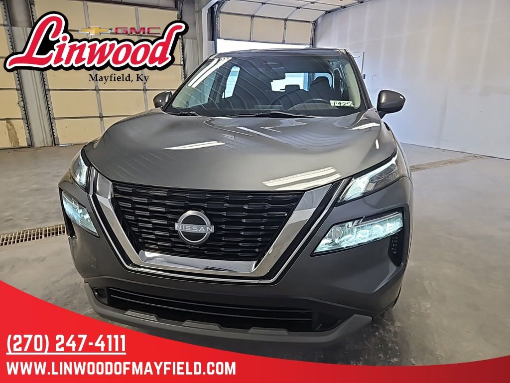 Used 2023 Nissan Rogue SV image 3