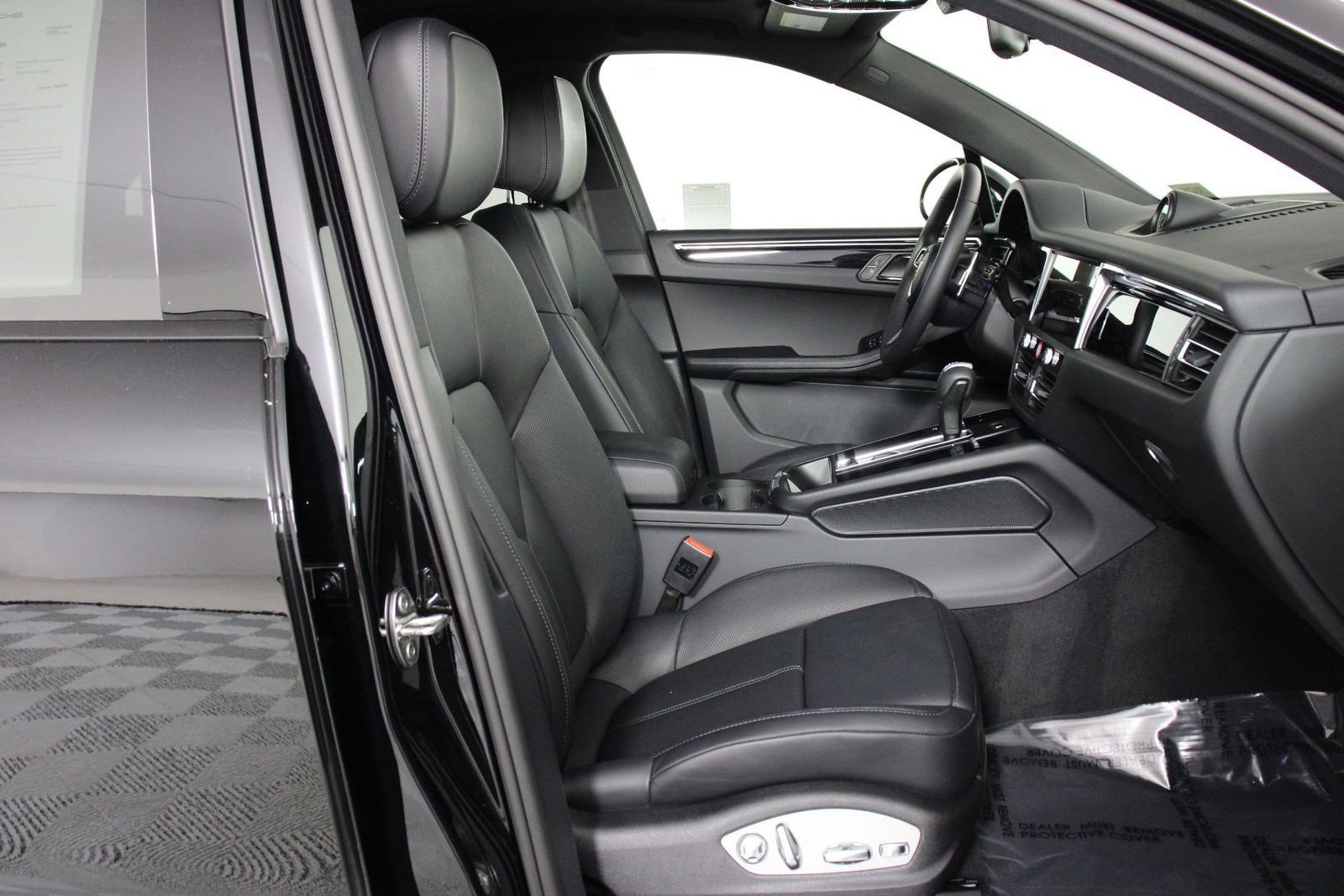 Certified 2025 Porsche Macan image 31