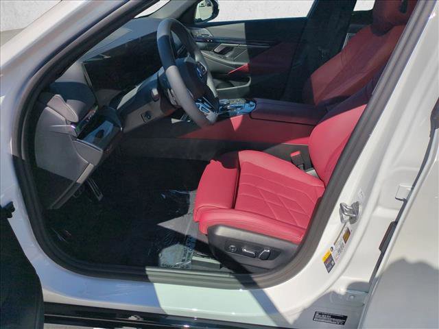 Used 2025 BMW 550e xDrive w/ Premium Package image 17