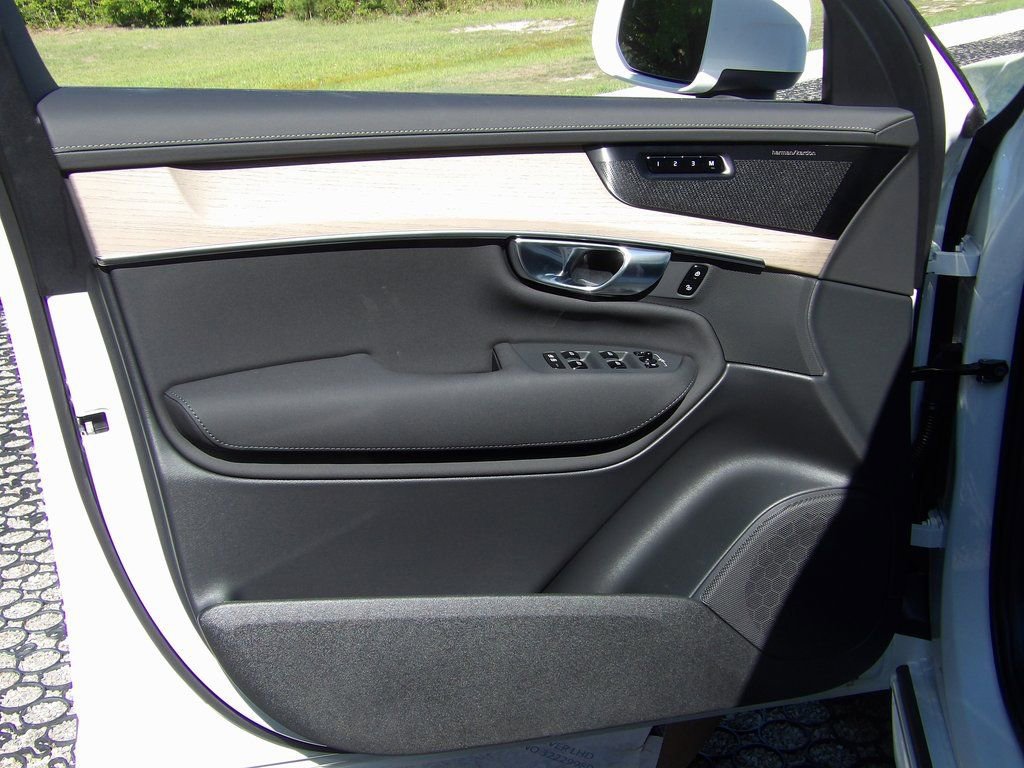 New 2025 Volvo XC90 B6 Plus w/ Protection Package Premier image 18