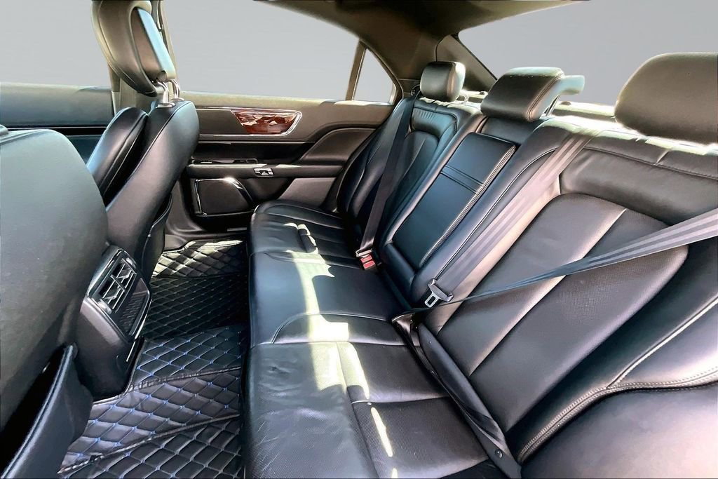 Used 2017 Lincoln Continental Select image 26