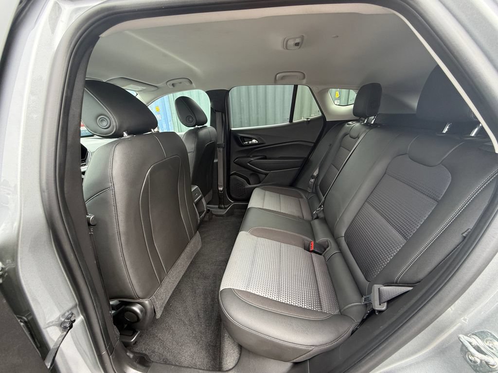 Used 2025 Chevrolet Trax LT w/ LT Convenience Package FWD image 18