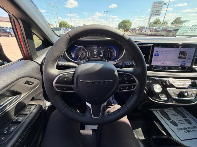 Used 2026 Chrysler Pacifica Select AWD/4WD image 17