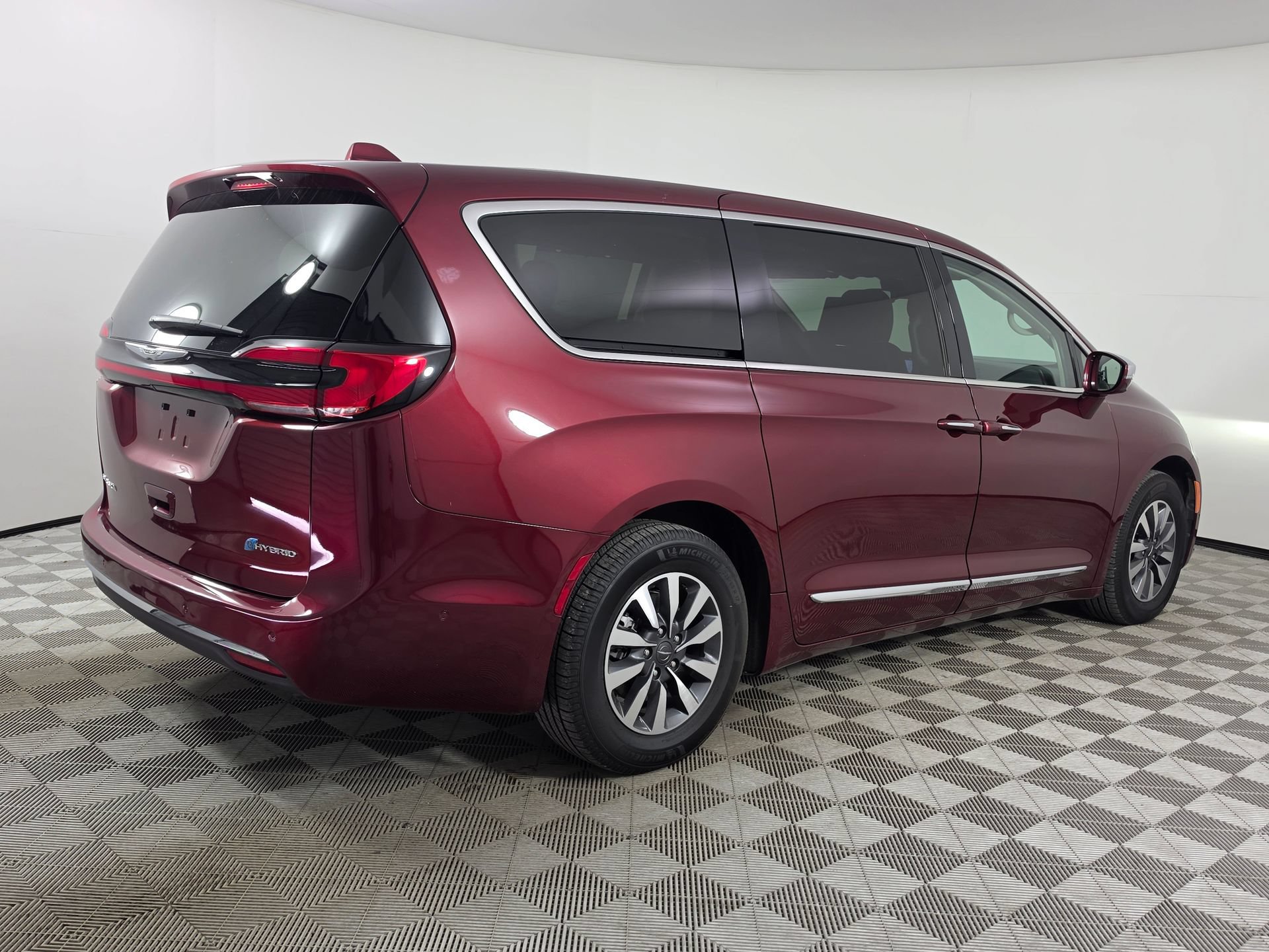 Used 2022 Chrysler Pacifica Limited w/ Uconnect Theater Family Group FWD image 7