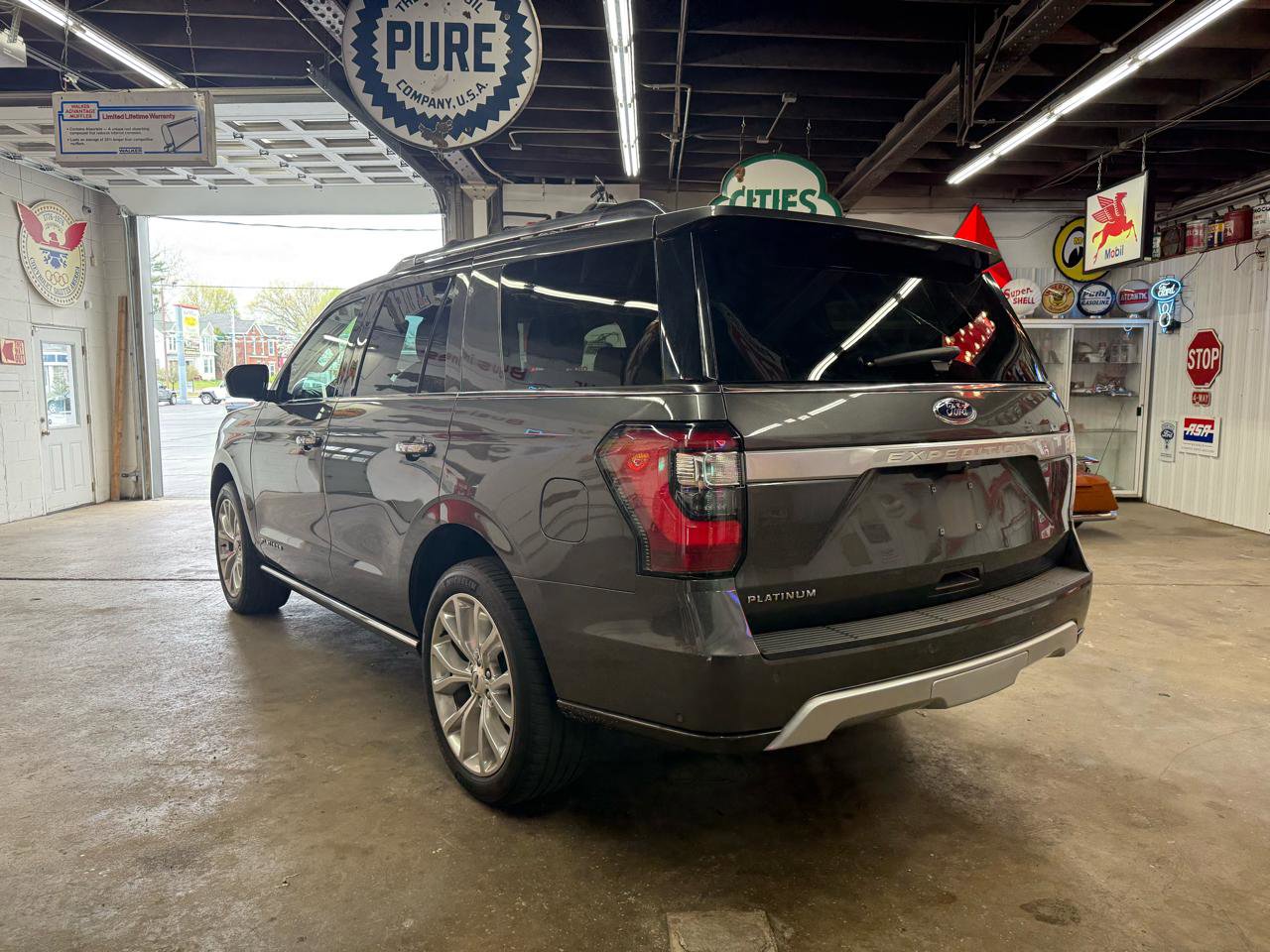 Used 2019 Ford Expedition Platinum AWD/4WD image 3