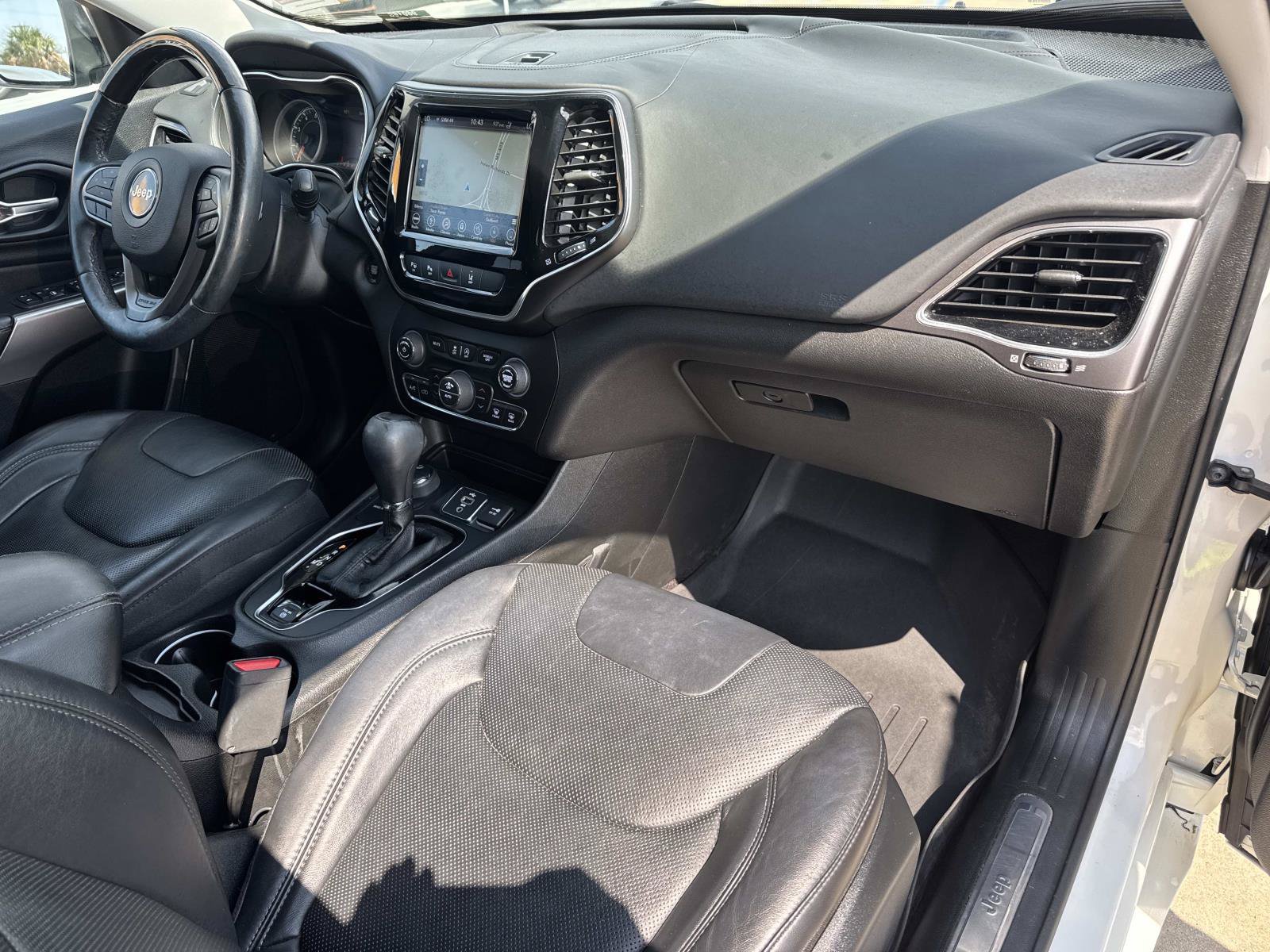 Used 2019 Jeep Cherokee Overland w/ Technology Group AWD/4WD image 11