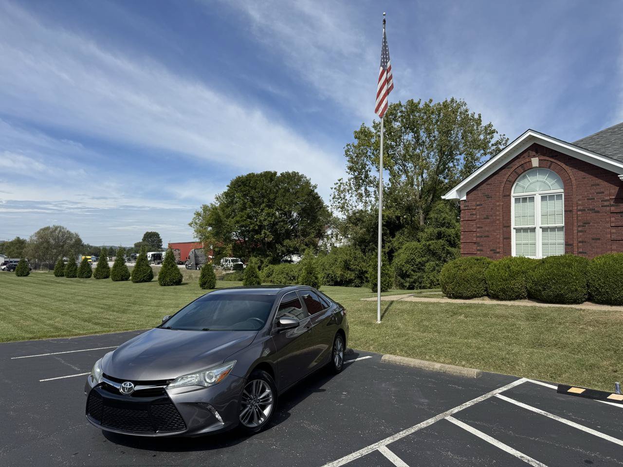Used 2017 Toyota Camry SE FWD image 1