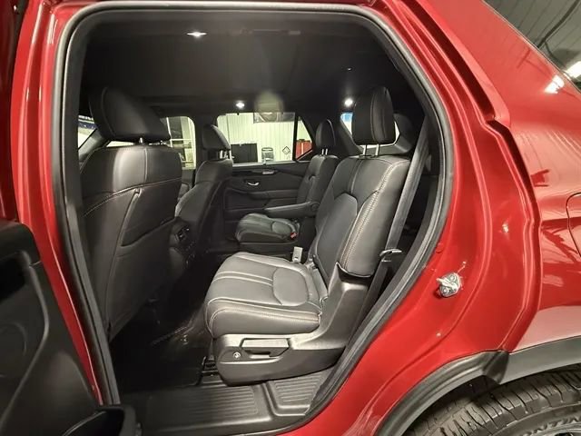 Used 2025 Honda Pilot TrailSport image 16