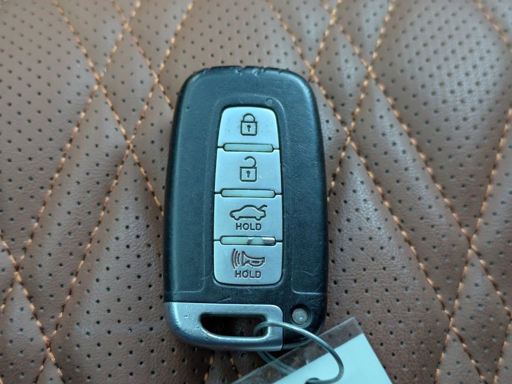 Used 2013 Hyundai Genesis 3.8 image 26