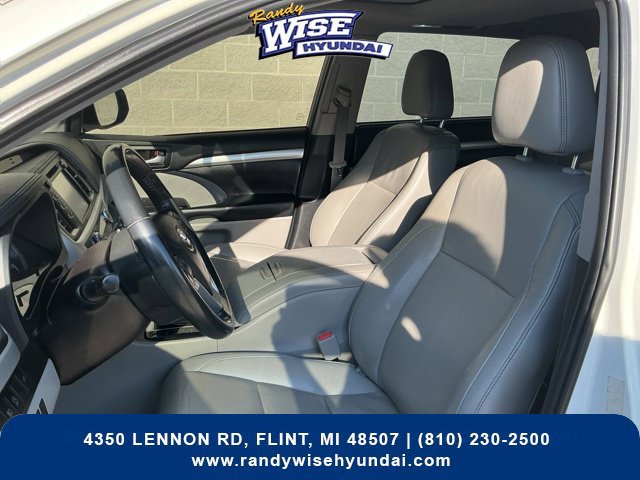 Used 2019 Toyota Highlander XLE FWD image 16