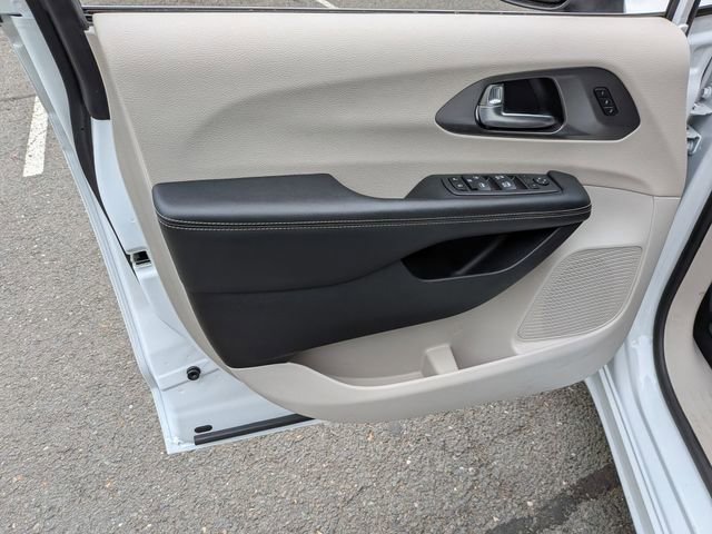 Used 2023 Chrysler Pacifica Touring-L FWD image 10