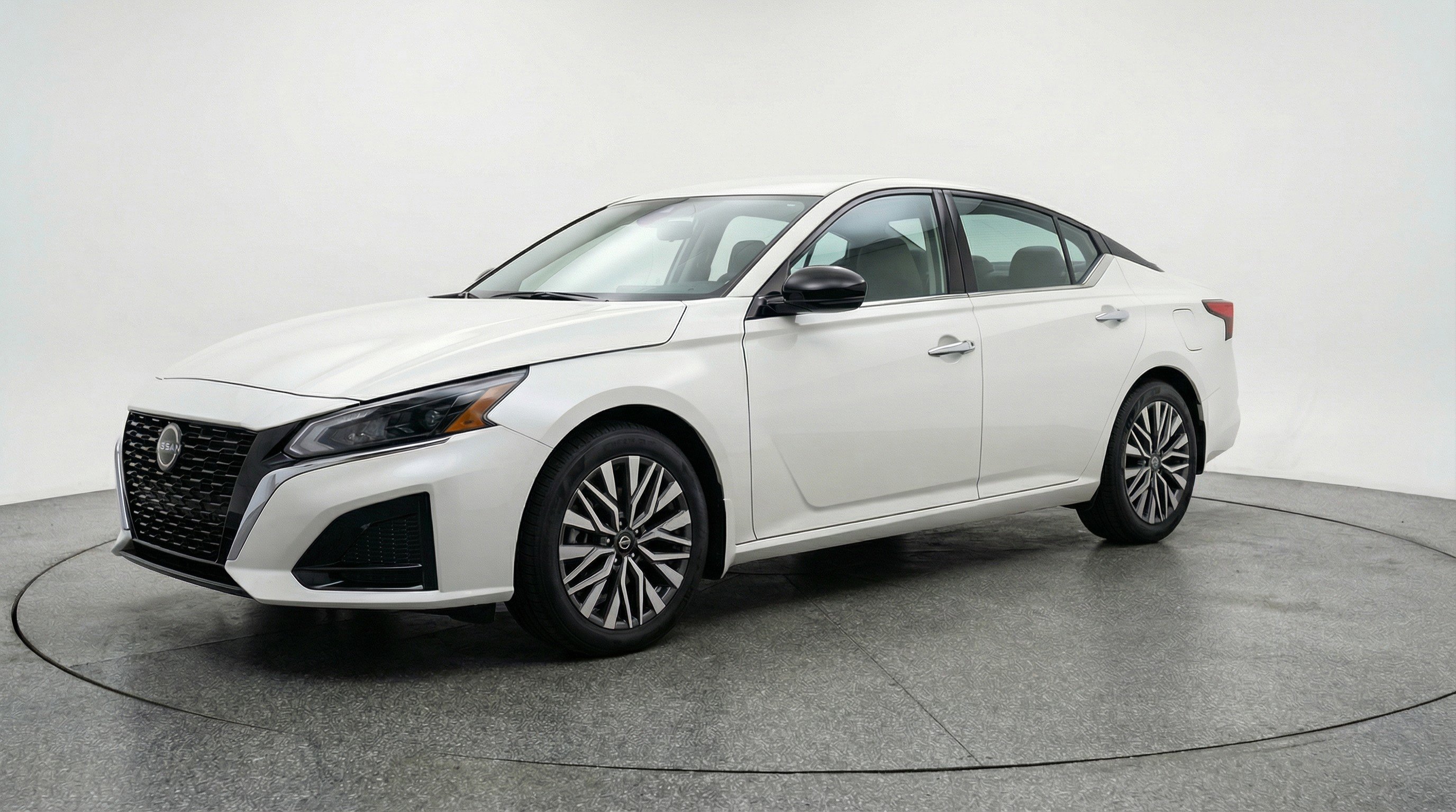 Used 2025 Nissan Altima 2.5 SV image 3