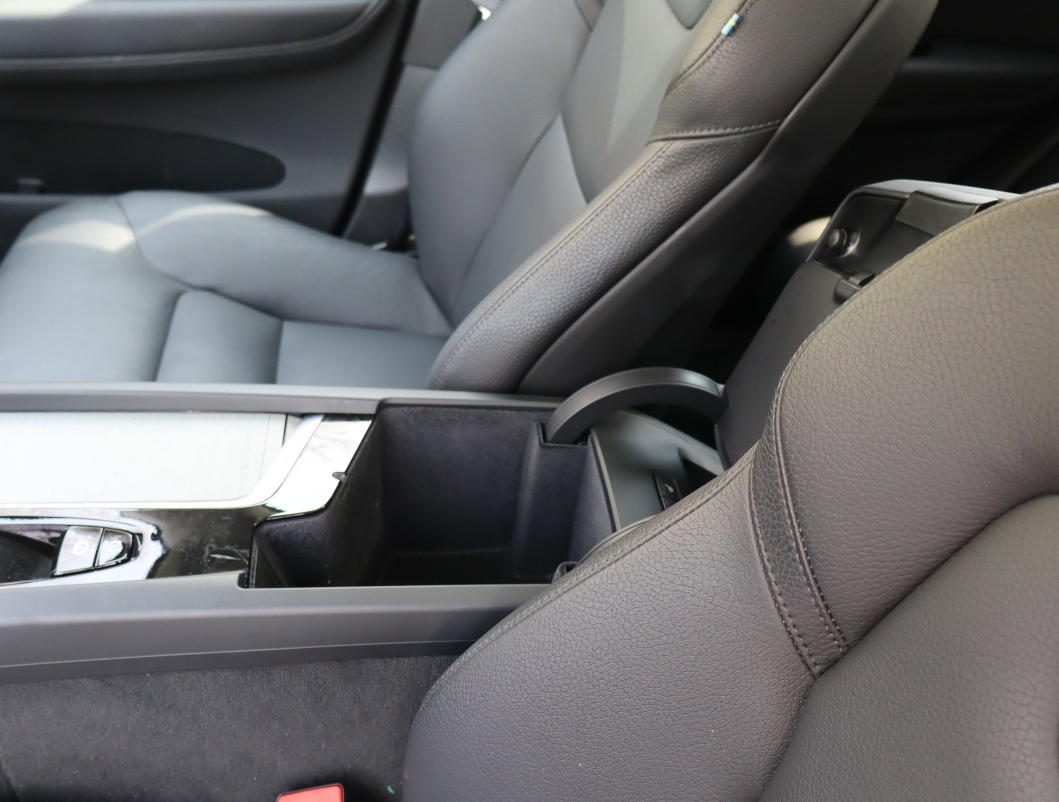 Used 2025 Volvo XC60 B5 Plus image 33