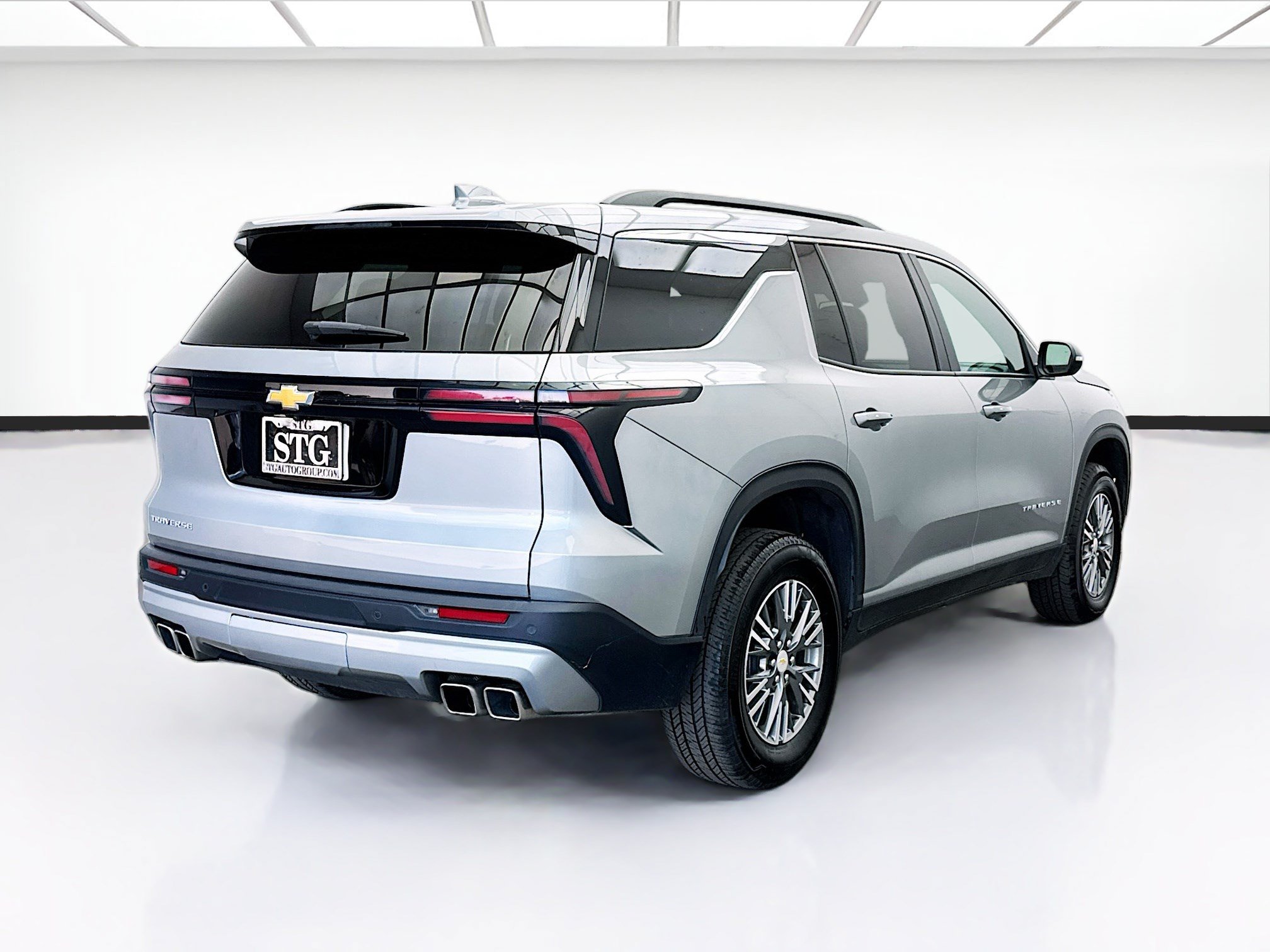 Used 2025 Chevrolet Traverse LT FWD image 4