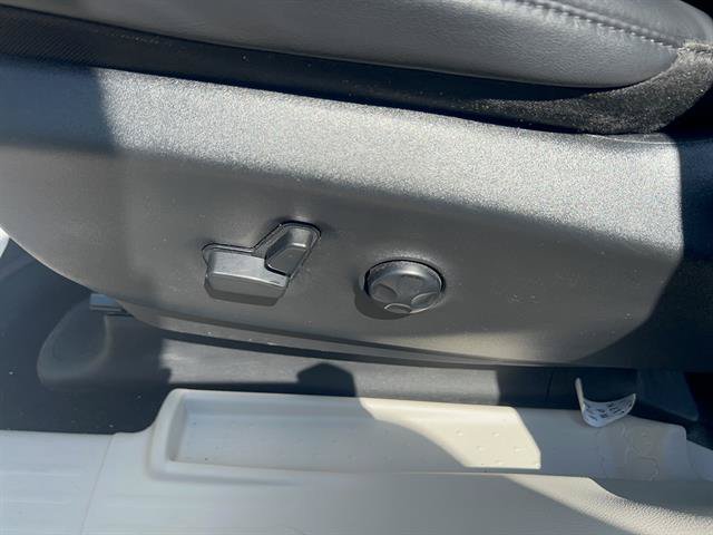 Used 2024 Chrysler Pacifica Touring-L FWD image 11