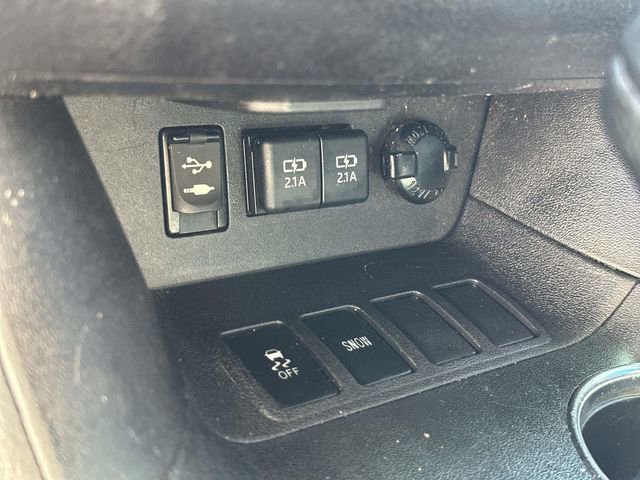 Used 2019 Toyota Highlander LE w/ Carpet Mat Package (TMS) image 36