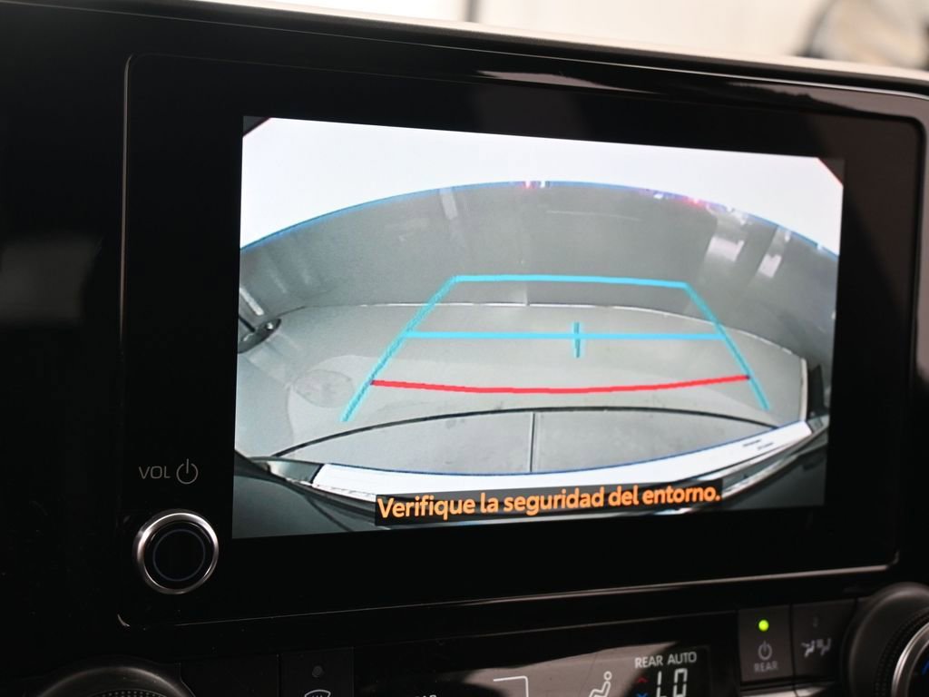 Used 2023 Toyota Highlander L image 18