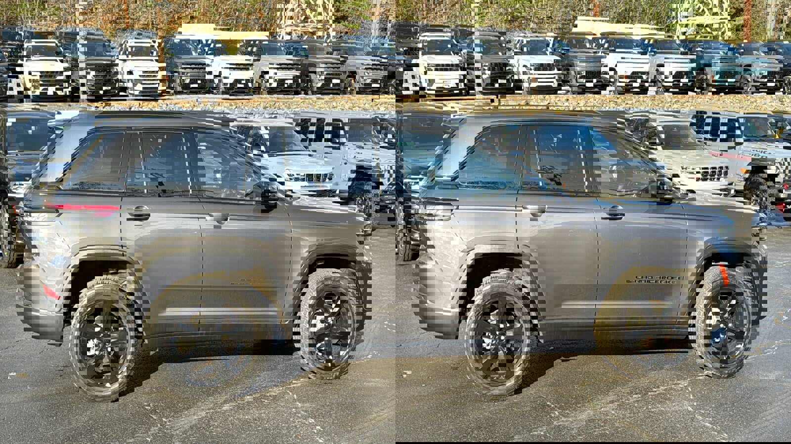 Used 2023 Jeep Grand Cherokee Altitude image 9