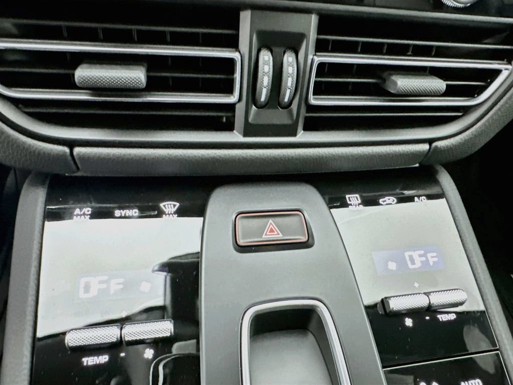 Certified 2026 Porsche Macan AWD/4WD image 18