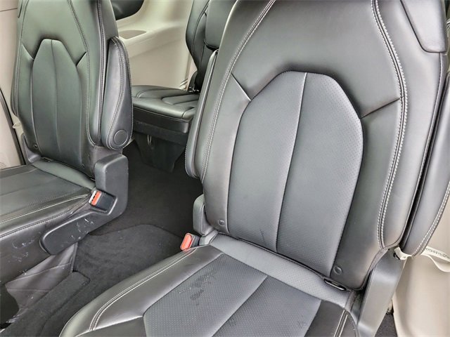 Used 2024 Chrysler Pacifica Touring-L image 15