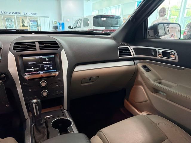 Used 2015 Ford Explorer XLT w/ Equipment Group 202B AWD/4WD image 18