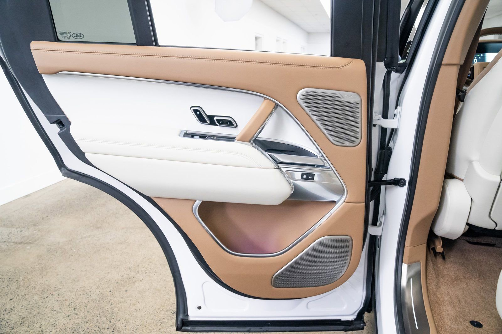 Used 2023 Land Rover Range Rover SV image 21