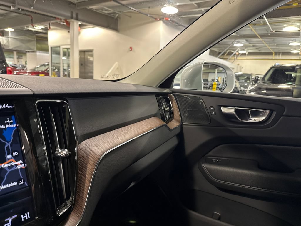 Used 2021 Volvo XC60 T5 Momentum w/ Advanced Package AWD/4WD image 19