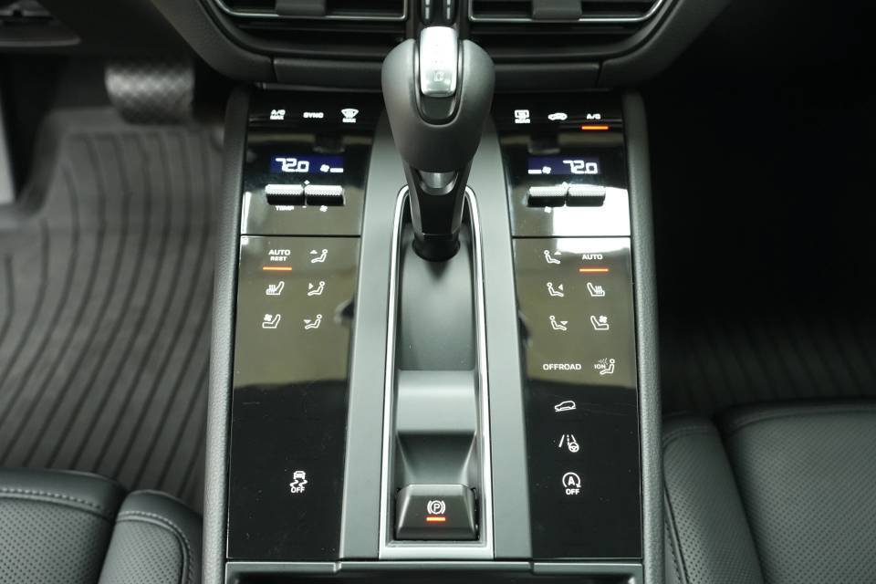 Certified 2026 Porsche Macan AWD/4WD image 23