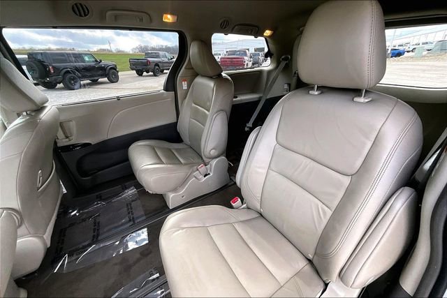 Used 2019 Toyota Sienna XLE w/ XLE Navigation Package image 26