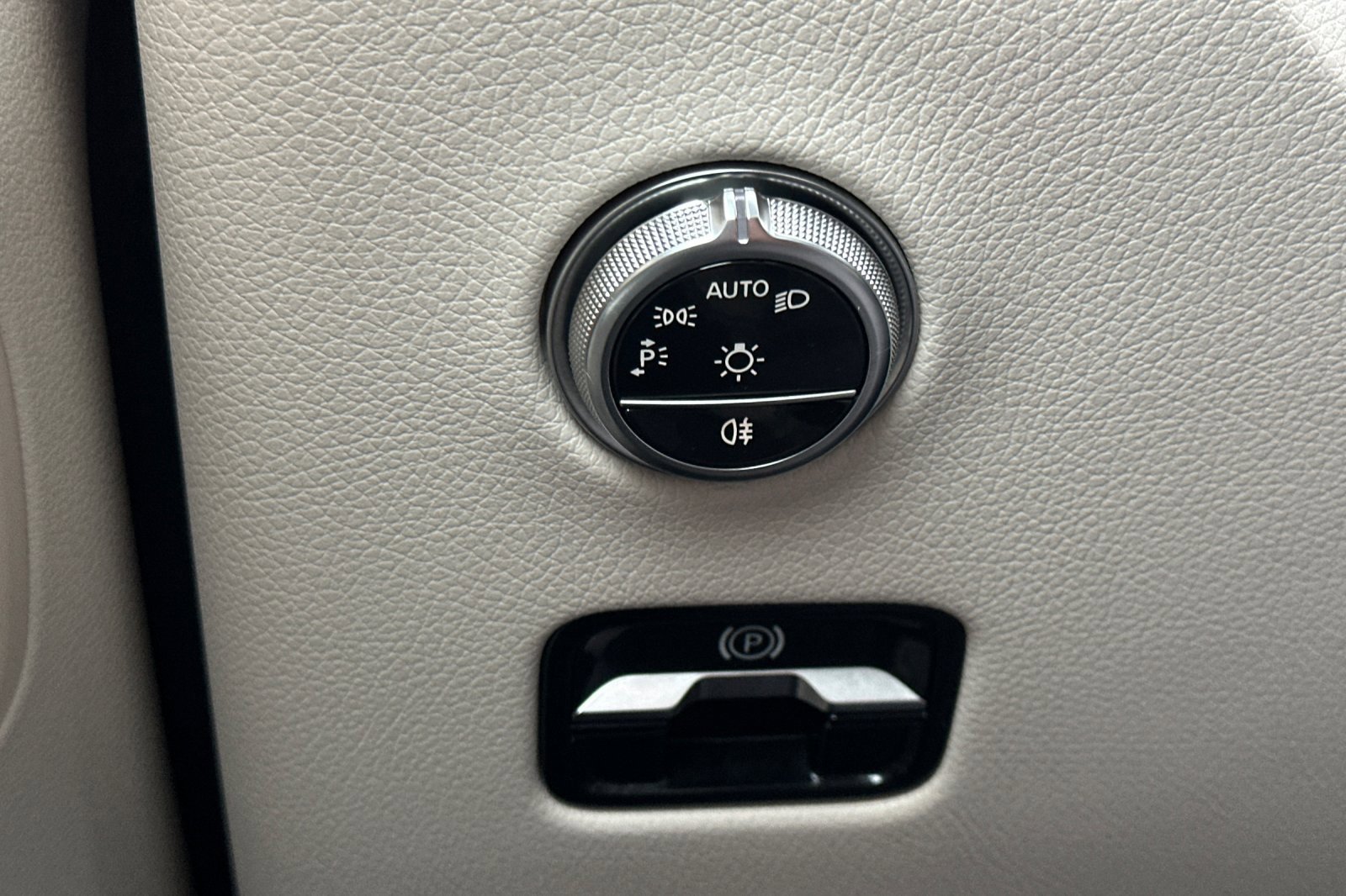 Used 2025 Mercedes-Benz GLC 300 4MATIC image 40