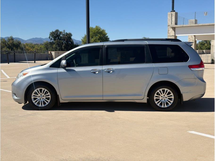 Used 2014 Toyota Sienna XLE FWD image 7