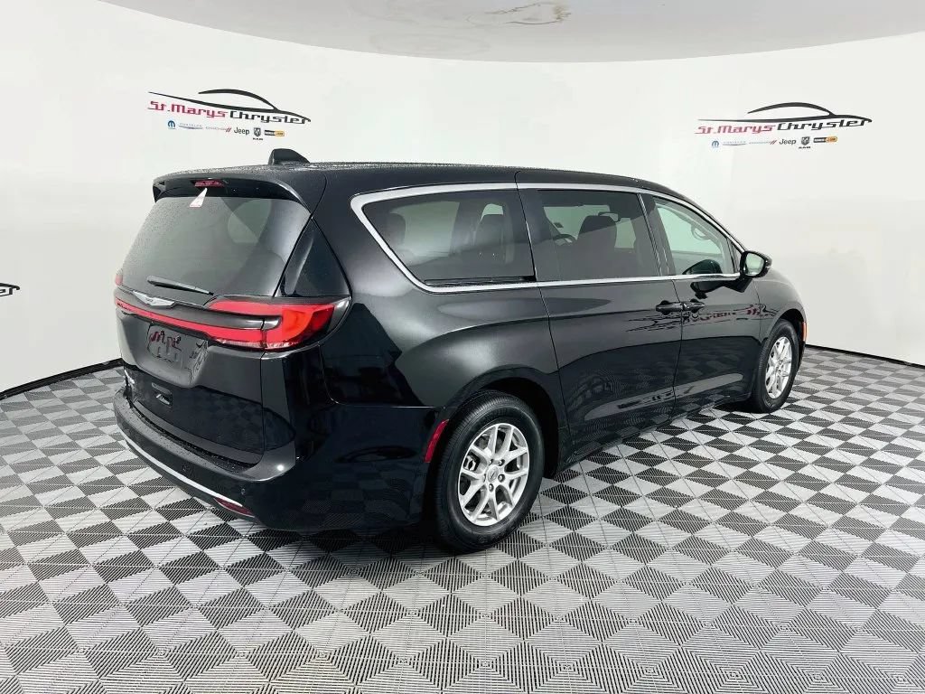 Used 2024 Chrysler Pacifica Touring-L FWD image 8