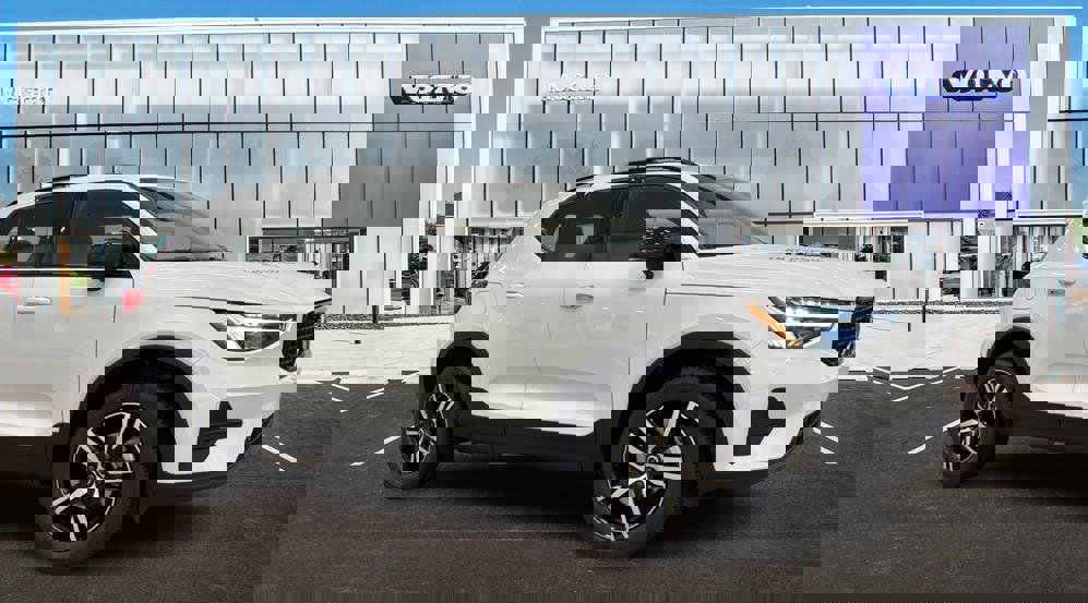 Used 2026 Volvo XC40 B5 Core w/ Climate Package image 1