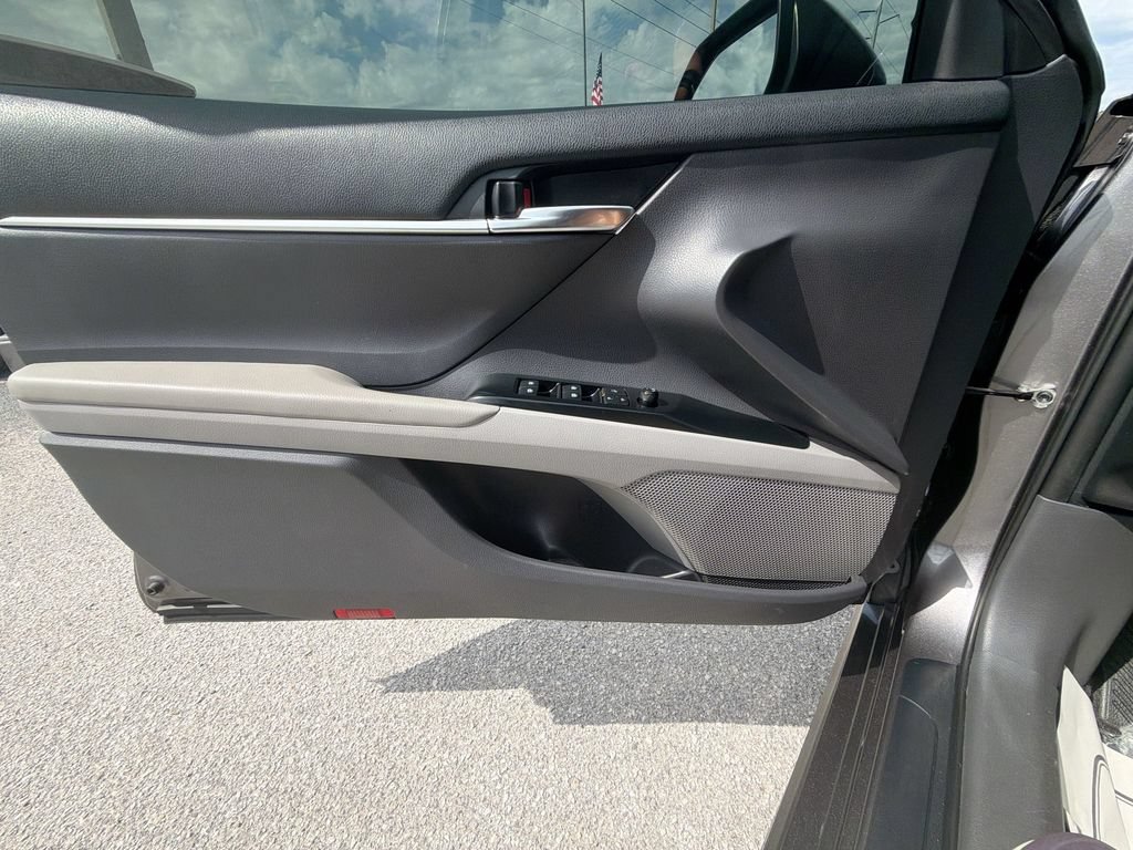 Used 2020 Toyota Camry SE FWD image 22