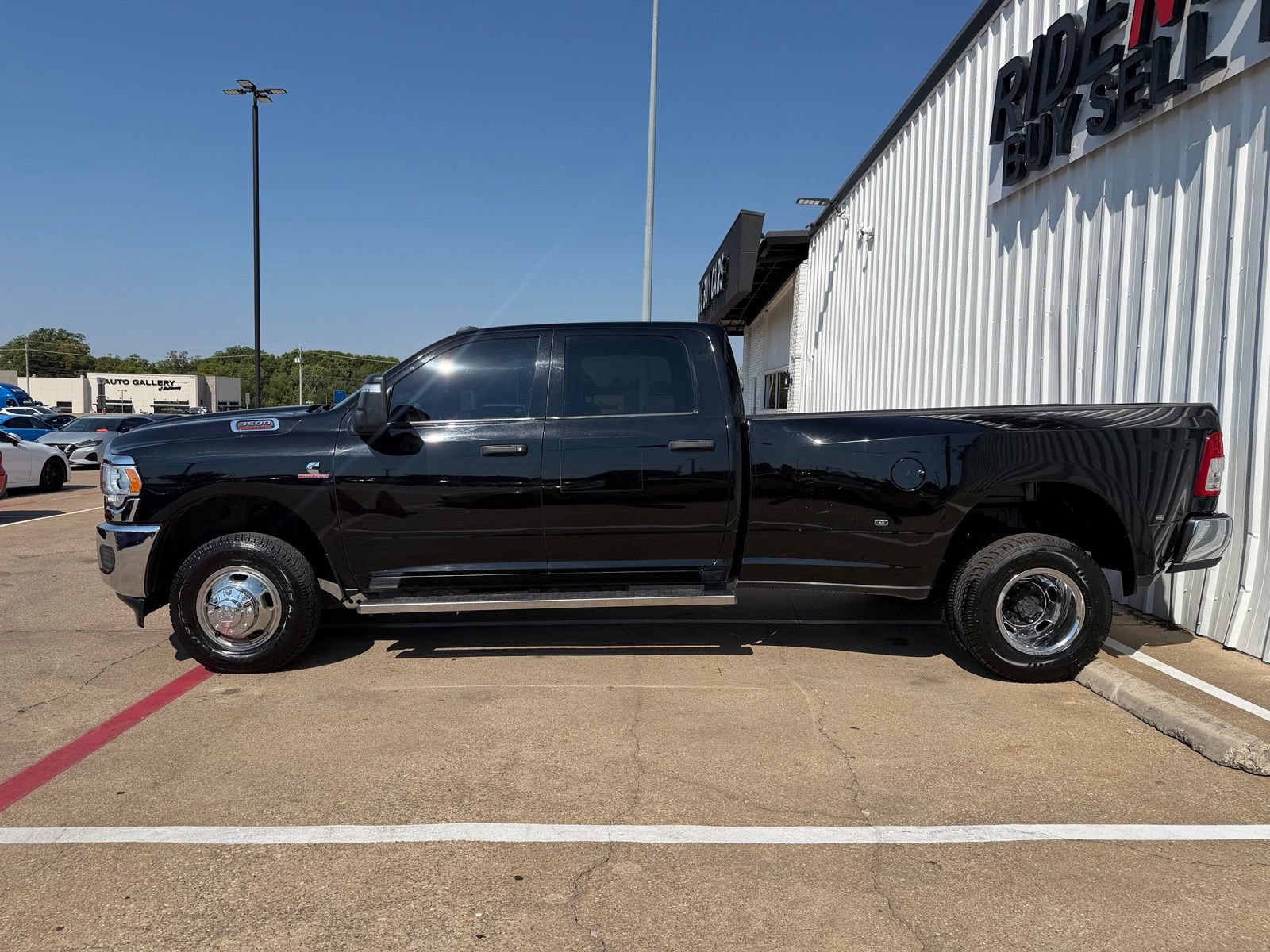 Used 2024 RAM 3500 Tradesman w/ Chrome Appearance Group AWD/4WD image 3
