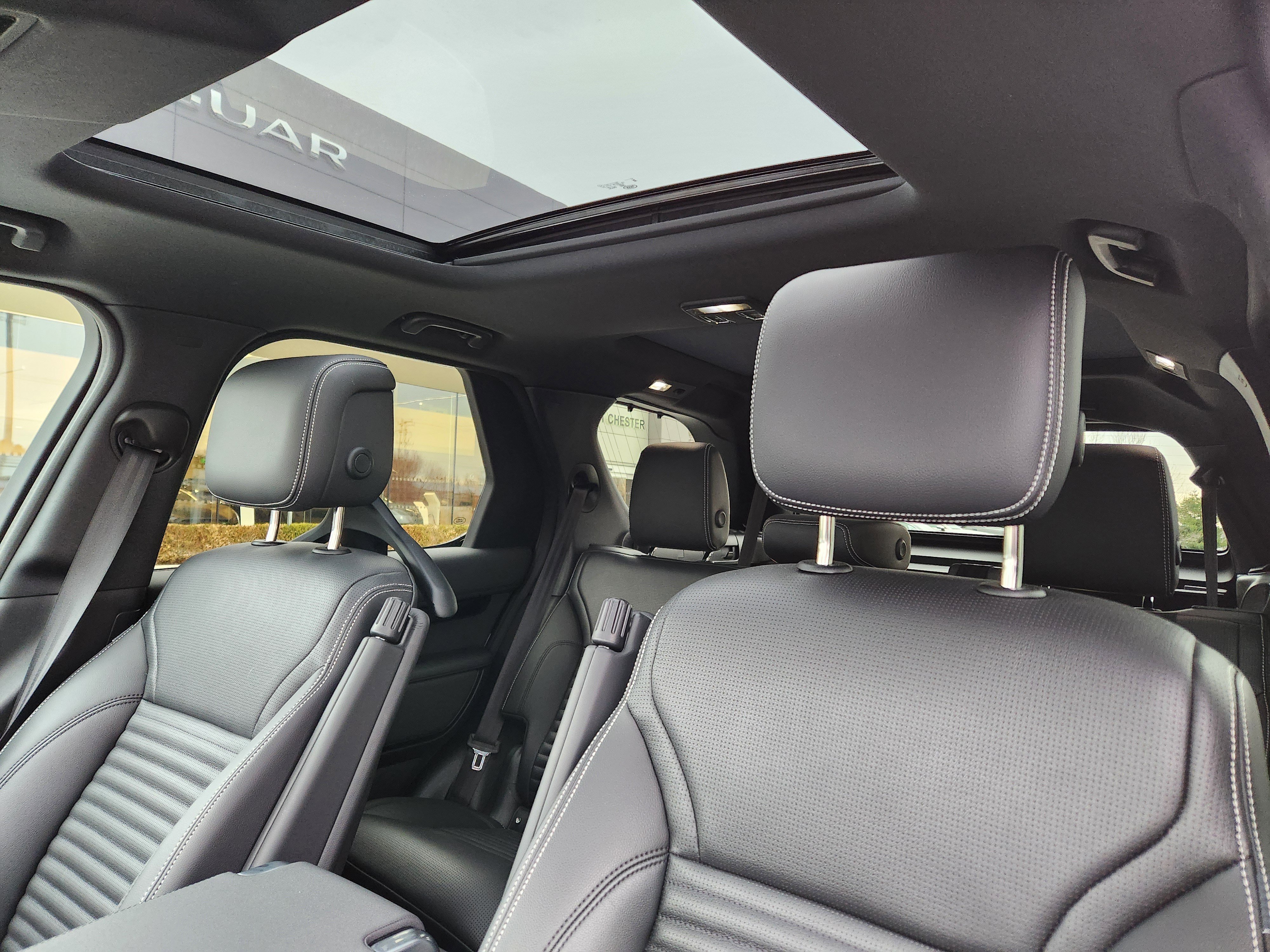 Used 2025 Land Rover Discovery S image 12