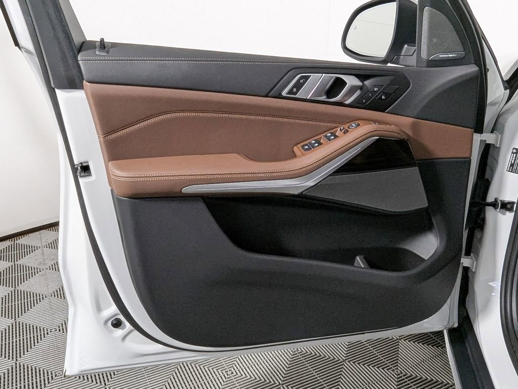 Used 2025 BMW X5 xDrive40i w/ Climate Comfort Package image 11