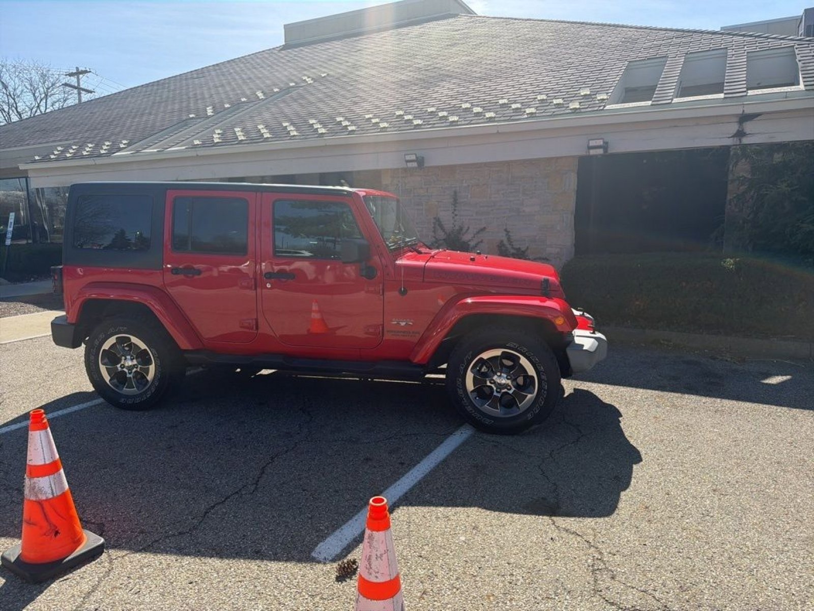 Used 2017 Jeep Wrangler Unlimited Sahara w/ Connectivity Group image 13