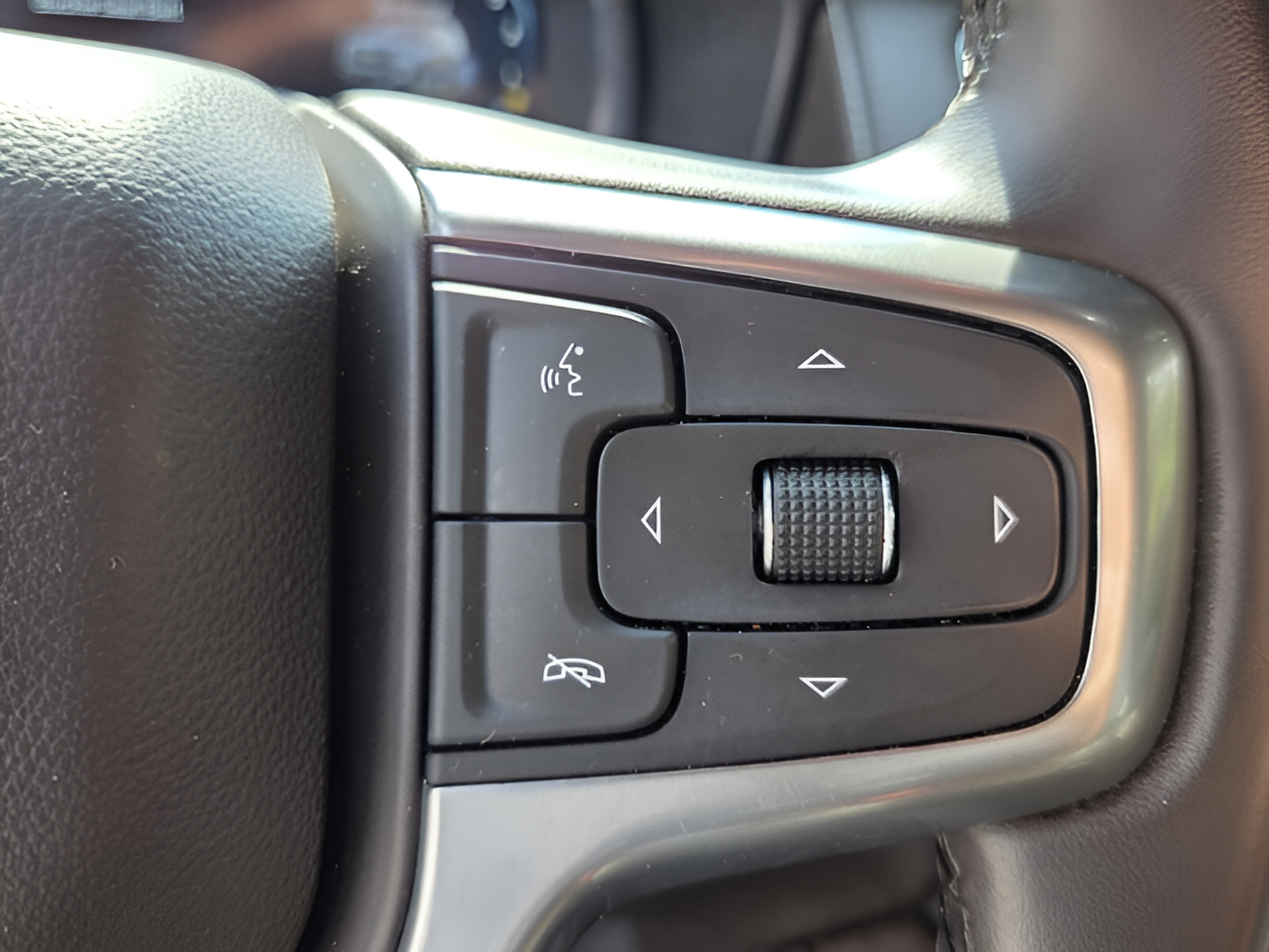 Certified 2024 Chevrolet Suburban LT RWD image 25