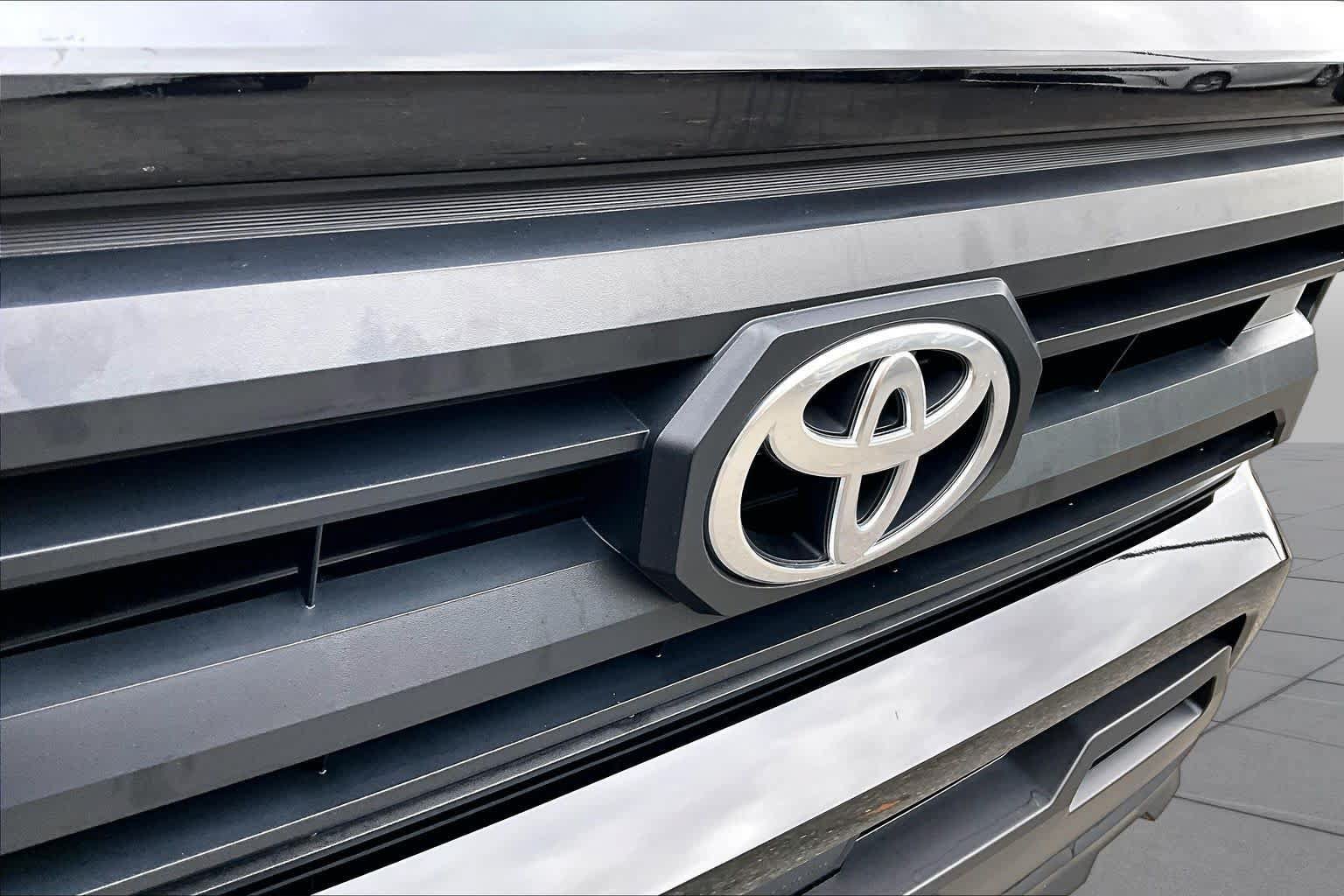 Certified 2025 Toyota Tacoma SR5 AWD/4WD image 28