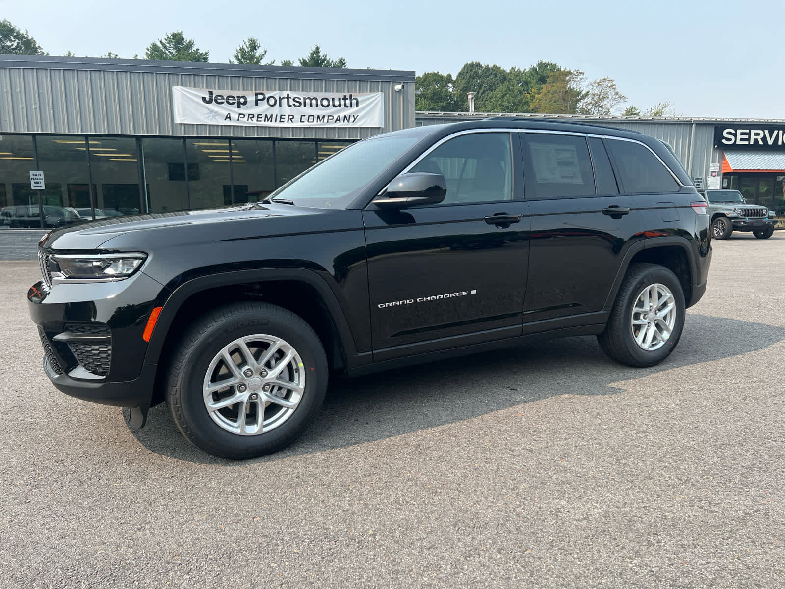 New 2025 Jeep Grand Cherokee Laredo w/ Luxury Tech Group I image 8